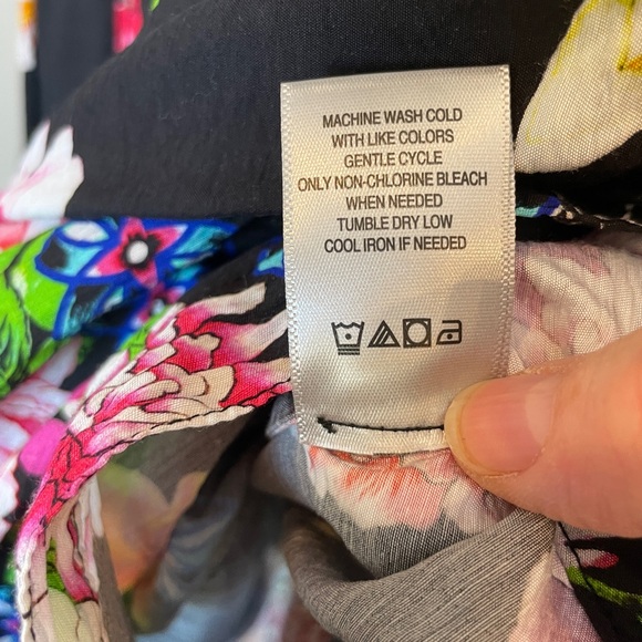 John Mark NWT 1X Tunic Black Floral Button Down High Contrast Roll Tab Bold $119 - Picture 8 of 8